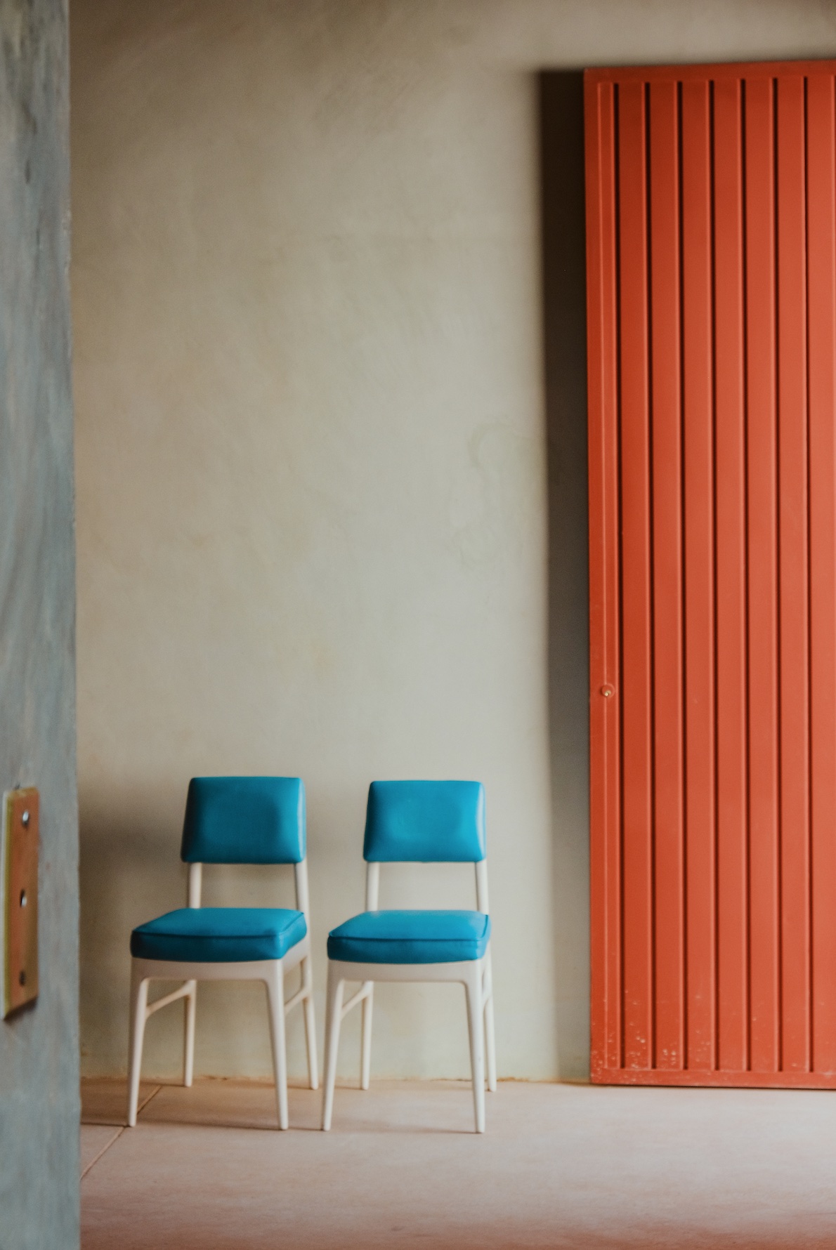 Hotel Hércules Mexico orange panel blue chairs